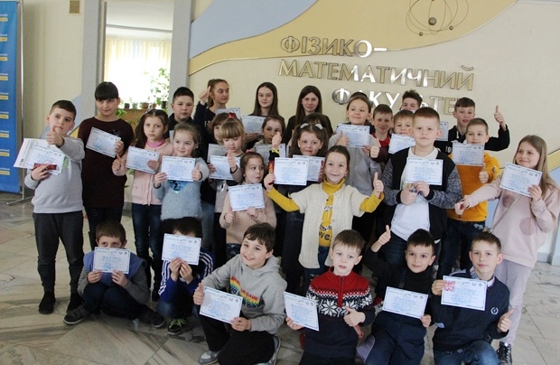 На завершення фестивалю усі учасники одержали іменні сертифікати та солодощі. 